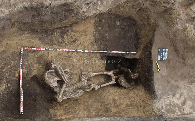OBRAZEM: Nevídaný objev! Při stavbě dálnice našli pozůstatky pravěkého  sídliště s několika lidskými hroby