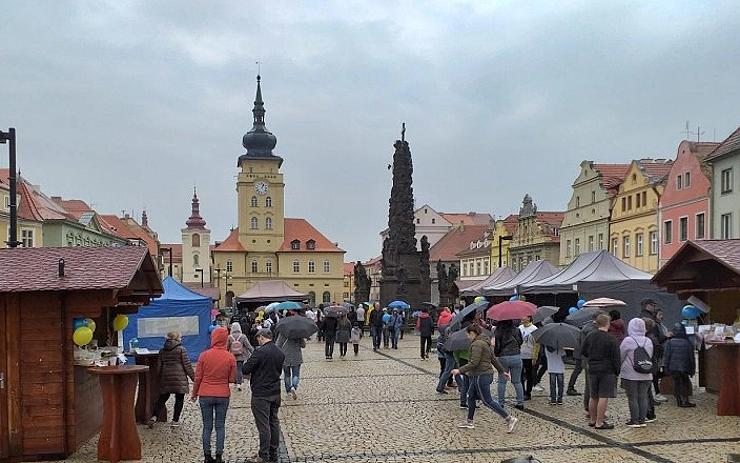 Ukrajinci žijící v Žatci poděkovali lidem za přijetí, na náměstí nabízeli své tradiční pokrmy