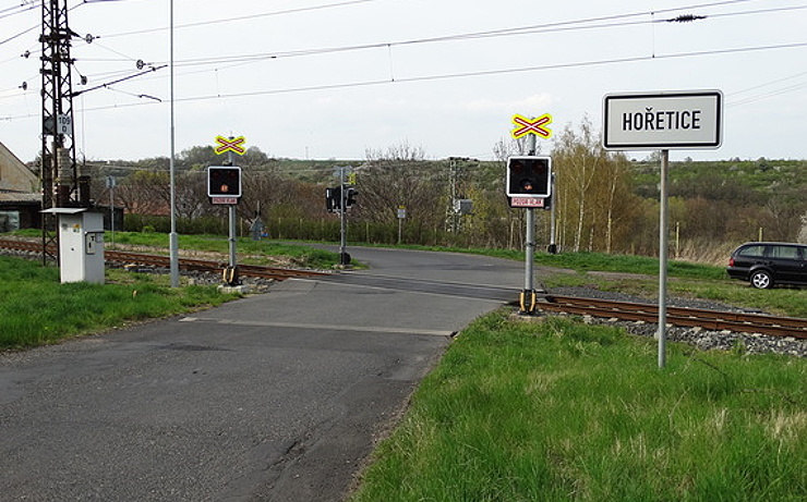 Nechráněné železniční přejezdy v Hořeticích a v Žiželicích budou od června bezpečnější