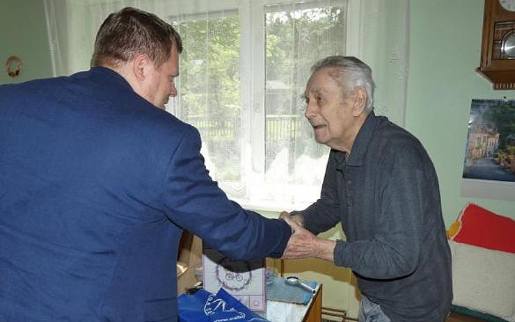 Opravdu úctyhodný věk. Pan František z Loun oslavil 100. narozeniny, dorazila milá návštěva