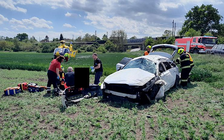 FOTO AKTUÁLNĚ: Auto se na Litoměřicku převrátilo do pole, přistával záchranářský vrtulník