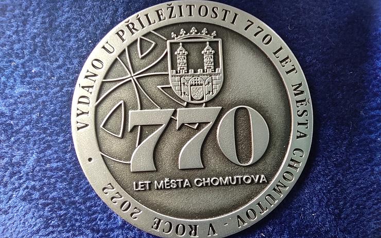 Chomutov vydal pamětní minci k významnému výročí města. Můžete ji získat nebo koupit