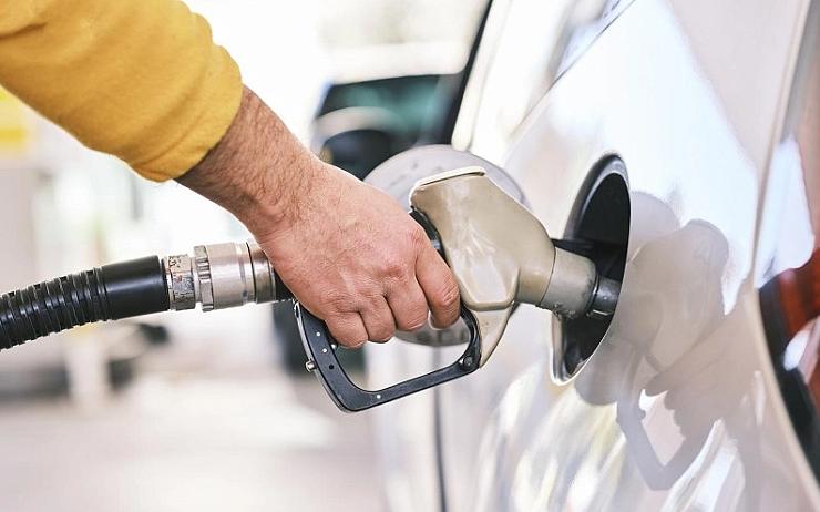 Benzín opět prudce zdražuje. Od června začíná platit snížení spotřební daně z pohonných hmot
