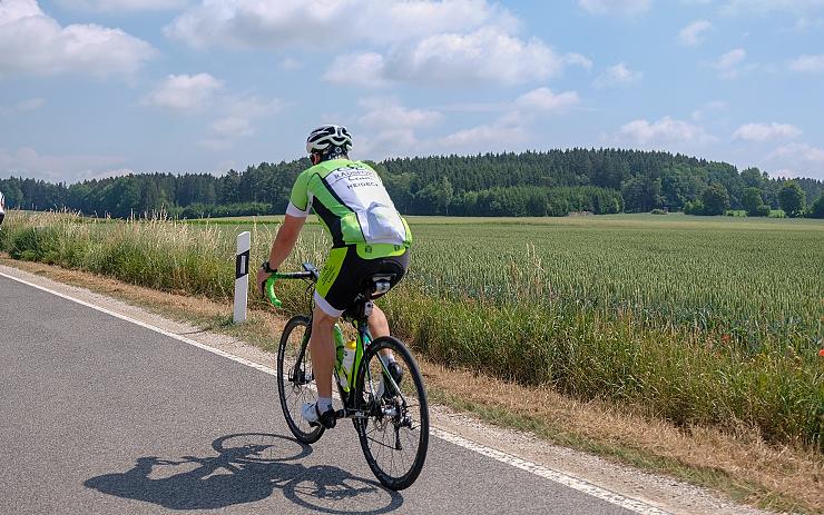 Umíte správně předjet cyklistu? Na chomutovských silnicích to kontrolovali policisté