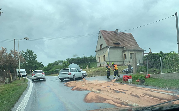 FOTO AKTUÁLNĚ: Pozor, nehody! Dvě auta bourala před Žatcem, u další jsou záchranáři