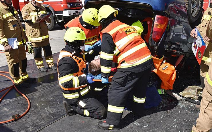 FOTO: 20 minut na záchranu životů! Hasiči soutěžili ve vyprošťování zraněných ze zmuchlaných vozů