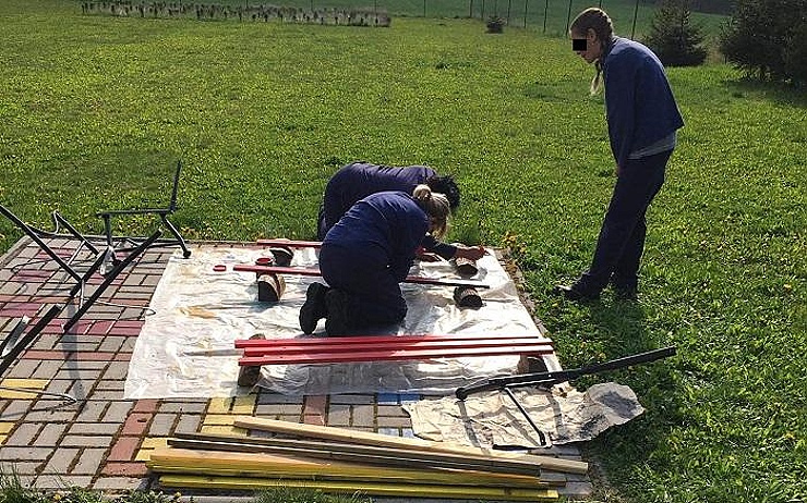 Odsouzené ženy z Drahonic pomohly ve školce, opravily poškozené lavičky na školní zahradě