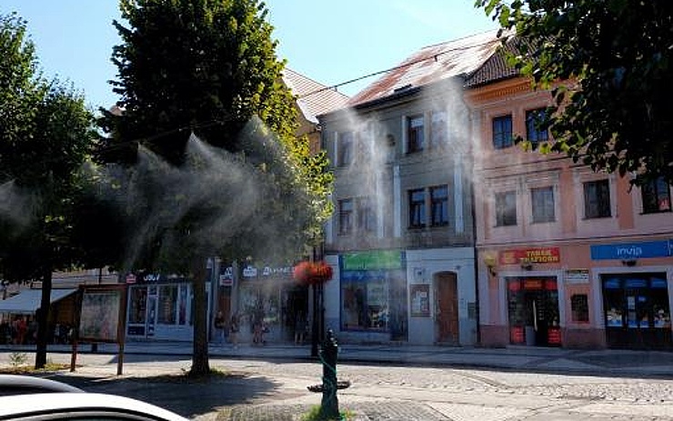 Ve vedrech vás na náměstí opět osvěží mlžná brána. Před spuštěním se stala terčem nenechavce