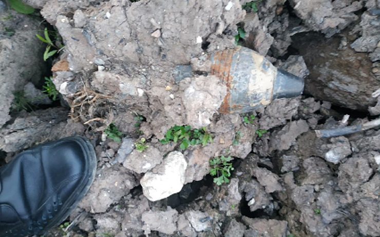 Další nález nebezpečné munice! Muž objevil při renovaci rybníka dělostřeleckou minu
