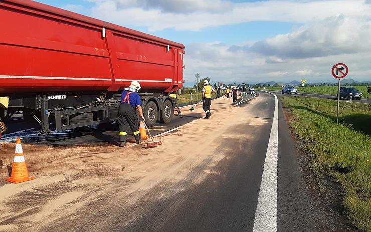 FOTO AKTUÁLNĚ: Dálnice z Prahy na Louny je uzavřena, hořel kamion