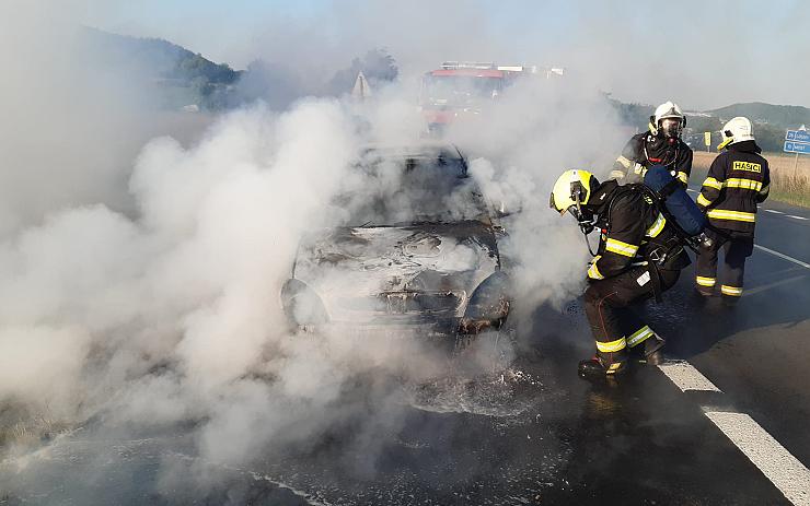 FOTO AKTUÁLNĚ: Z auta na silnici začaly šlehat plameny, požár zlikvidovali přivolaní hasiči