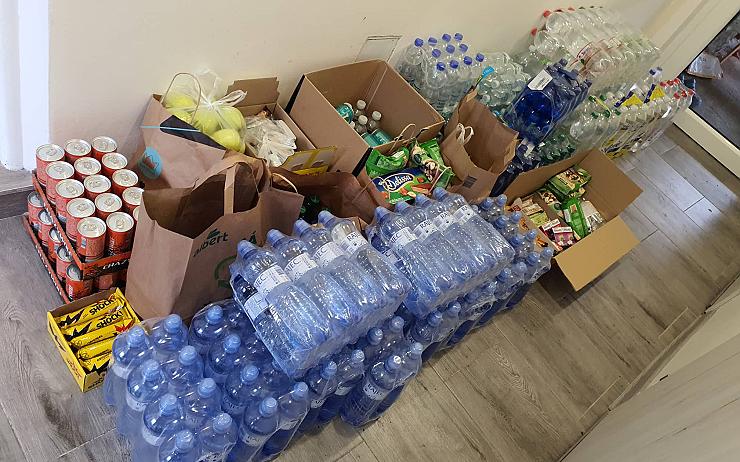Hasičům zasahujícím v Hřensku pomáhají i lidé z Lounska. Kupují vodu, potraviny i ovoce