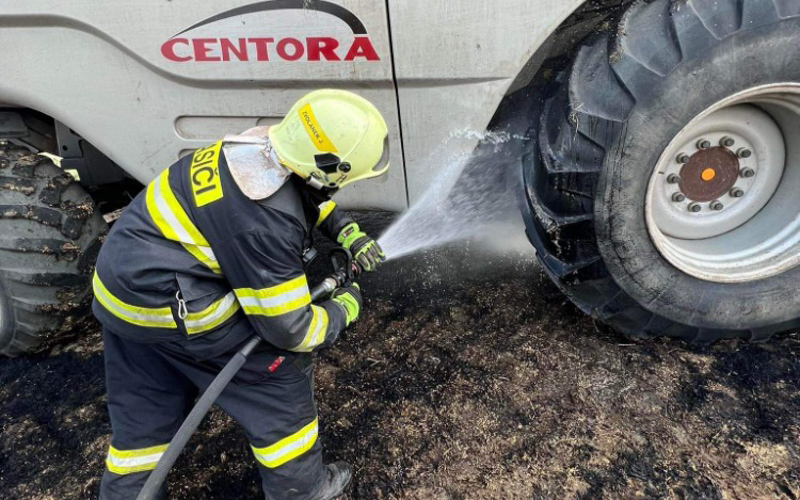 Přehřáté brzdy zapálily pole u Postoloprt, vyjížděly tři jednotky hasičů