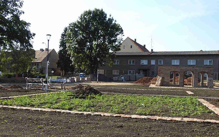 FOTO: V Blšanech se dokončuje výstavba nového parku. Na začátku tu stál starý mlýn