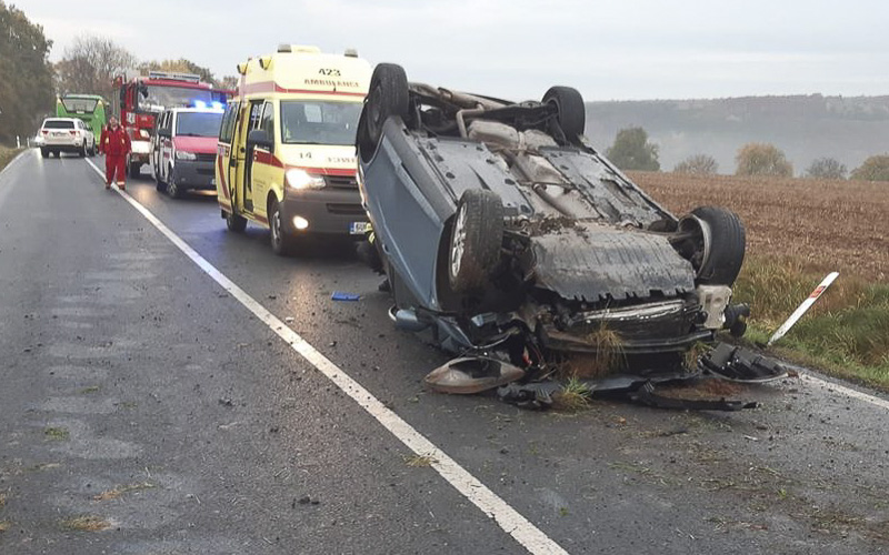 Auto se při havárii převrátilo vzhůru nohama, jeden člověk utrpěl zranění