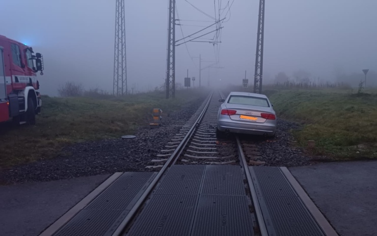 STALO SE: Řidič Audi v mlze špatně odbočil, skončil v kolejích