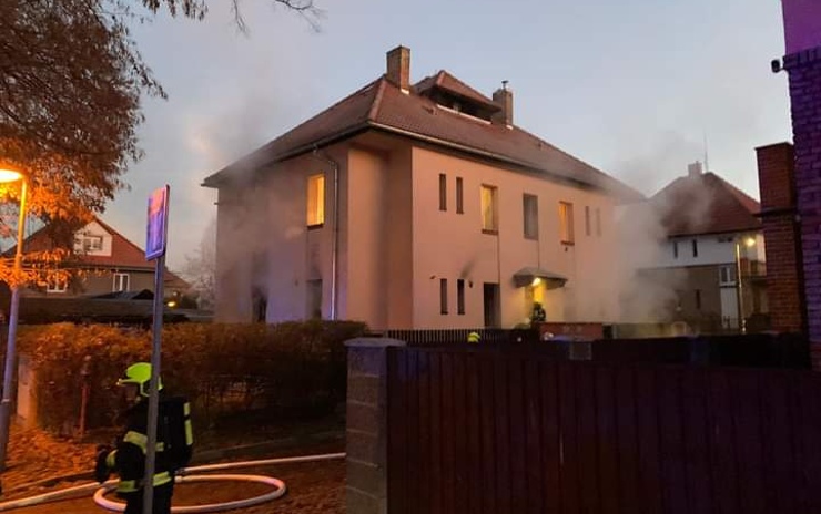 FOTO: Byt v Lounech zachvátil požár, s plameny bojovaly tři jednotky hasičů