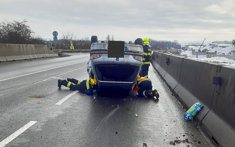 Na hlavním tahu na Prahu se převrátilo auto, řidiče ošetřila přivolaná záchranka