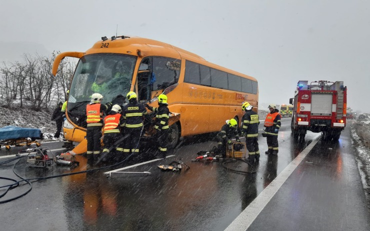 AKTUÁLNĚ: U Rané se srazil autobus s osobákem, zasahují tu hasiči a záchranka. Silnice je uzavřená