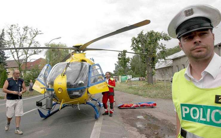 Řidiče, který narazil do stromu, přepravili záchranáři vrtulníkem do traumacentra