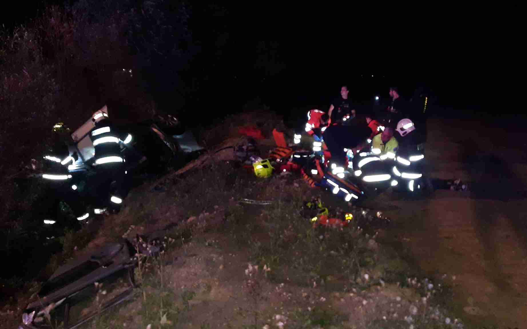 FOTO: Noční nehoda u Chlumčan na Lounsku má tragickou bilanci: jeden mrtvý a dva zranění