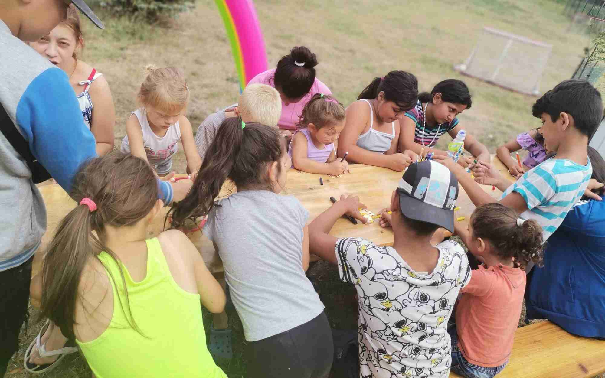 FOTO: Pěna, duhová sprcha a soutěže. Ve Stroupči se konala letní retropárty