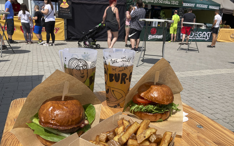 Nejlepší burgery si vychutnáte v Olympia Teplice. Přijďte na Burger street a Yummy Yummy festival