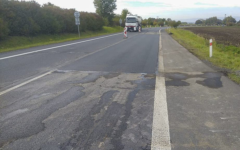 Obrňte se trpělivostí. Jedna strana hotová, teď silničáři opravují druhou polovinu rušné silnice spojující Most a Louny