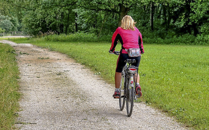 Žena jede přes celou Evropu na kole. V Žatci jí teď provedli nehezkou věc 