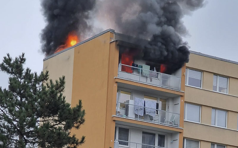 PRÁVĚ TEĎ: V Mostě je v plamenech byt v panelovém domě, plameny šlehají z obou stran 