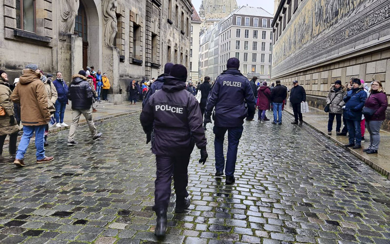 V ulicích, obchodních centrech i na parkovištích je více policistů! Jezdí i na trhy za hranice 