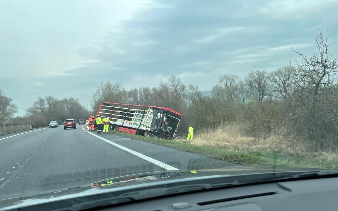 Silnice mezi Bělušicemi a Skršínem je uzavřena. Odklízí se následky včerejší nehody 