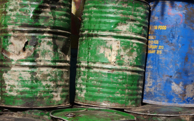 Na skládce nebezpečného odpadu na Mostecku hořely sudy s chemikálií. Všichni zasahující museli k lékaři