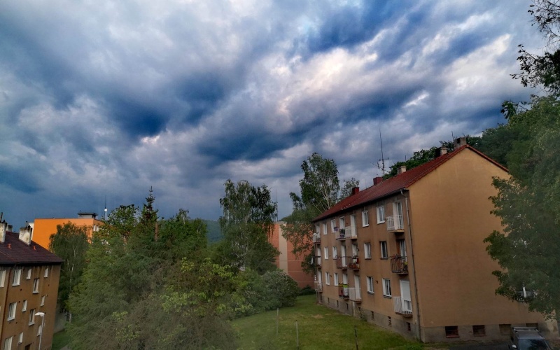 Úterní bouřky dají sbohem letním teplotám, brutální ochlazení ale nehrozí 