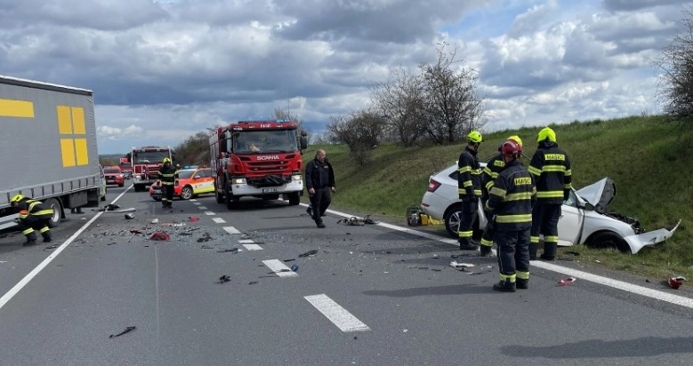 Proč včera stáli řidiči desítky minut v kolonách před dálnicí D7? Stala se smrtelná nehoda