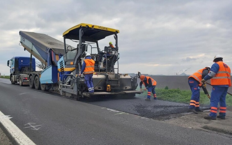 Silničáři dokončují úsek mezi Velemyšlevsí a Havraní 