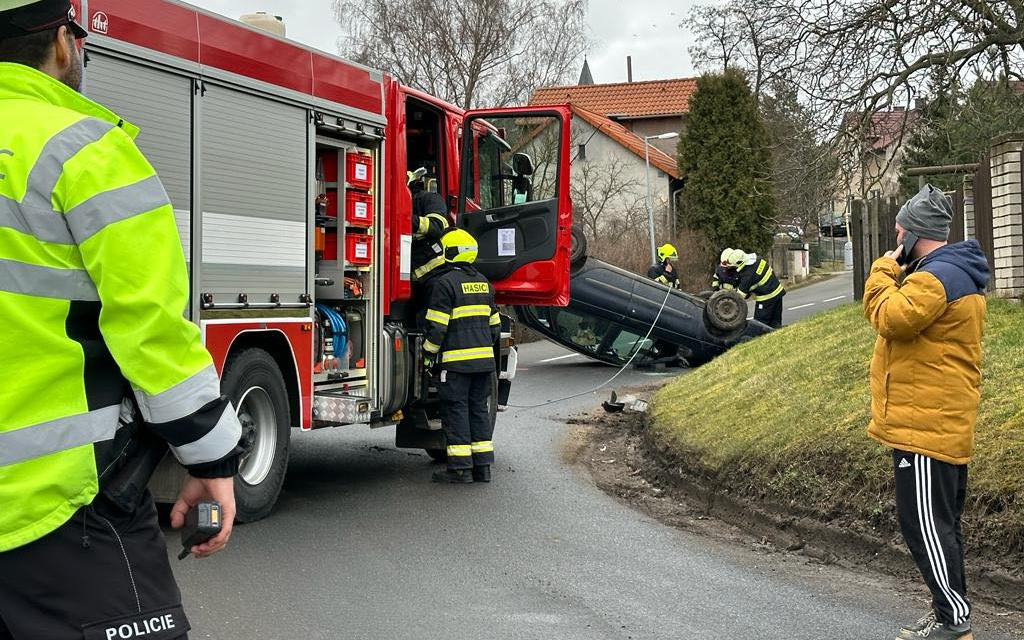 FOTO OD VÁS: V Havrani skončilo auto na střeše. Silnice je zcela neprůjezdná!