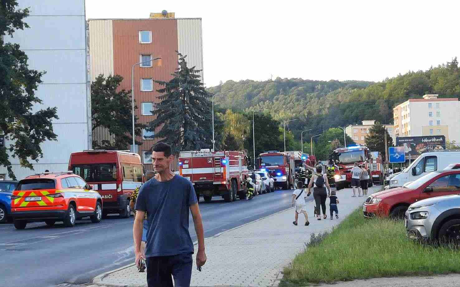 AKTUÁLNĚ: Ve Valdštejnské ulici v Litvínově hoří byt. Na místě zasahuje několik hasičských jednotek
