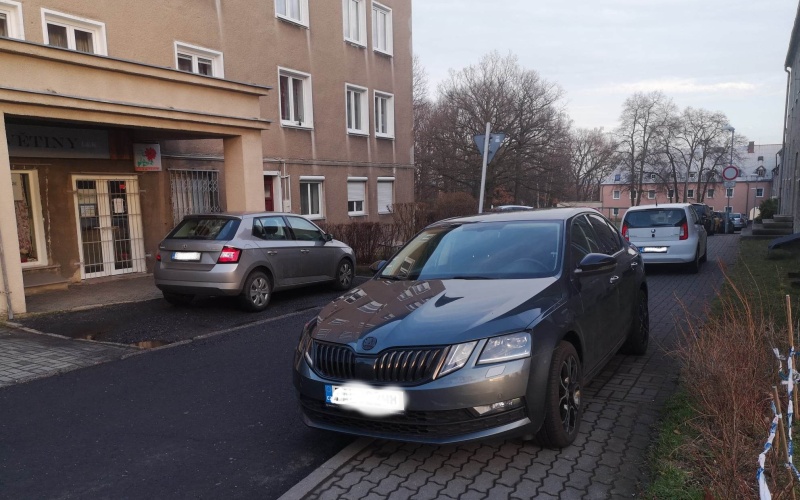 Řidiči parkují nejen na Osadě na divoko