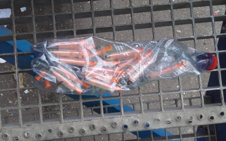 Na skládce Celio našli při třídění mosteckého odpadu PET lahve s injekcemi