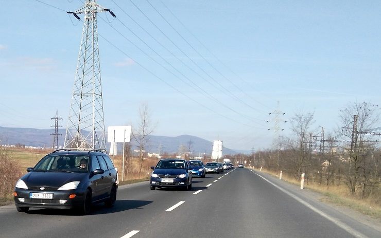 V Jiřetíně došlo k nehodě náklaďáku s osobákem, tvoří se dlouhé kolony