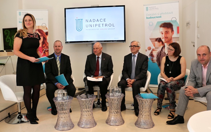 Šest milionů ročně rozdělí mezi studenty a školy nová Nadace Unipetrol