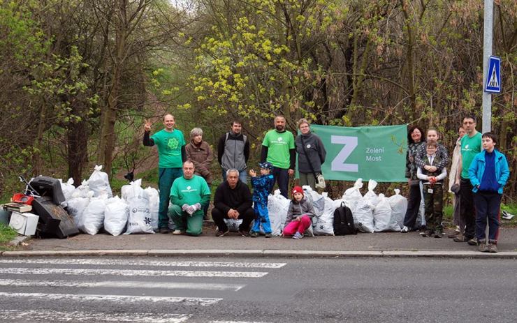 Půl tuny odpadků: Zelení ulevili zeleni v ulici Pod Lajsníkem