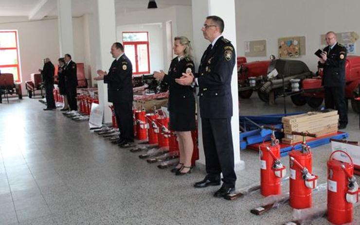 Vzduchovky, helmy, opasky. Mladí dobrovolní hasiči dostali dary za milion