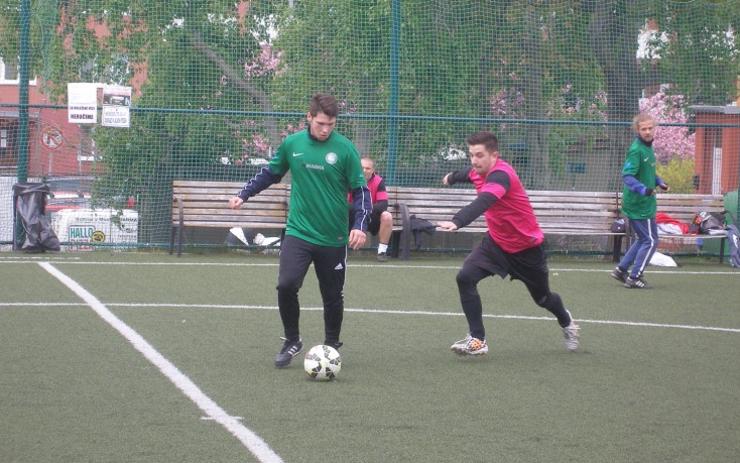 Jablíčka Chomutov v malé kopané nečekaně poznala porážku
