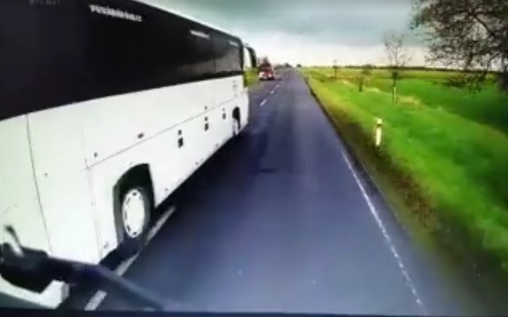 VIDEO: Šílená jízda autobusu Kavka. Řidič nebral ohledy při předjíždění