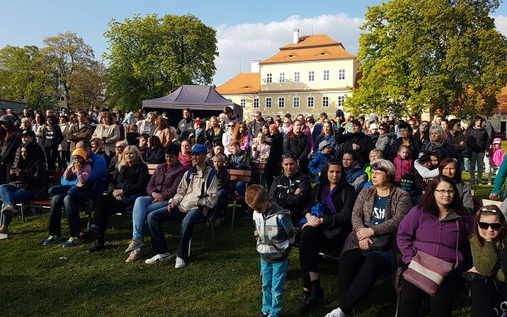 OBRAZEM: Studenti v Litvínově slavili příchod máje. A přišly davy