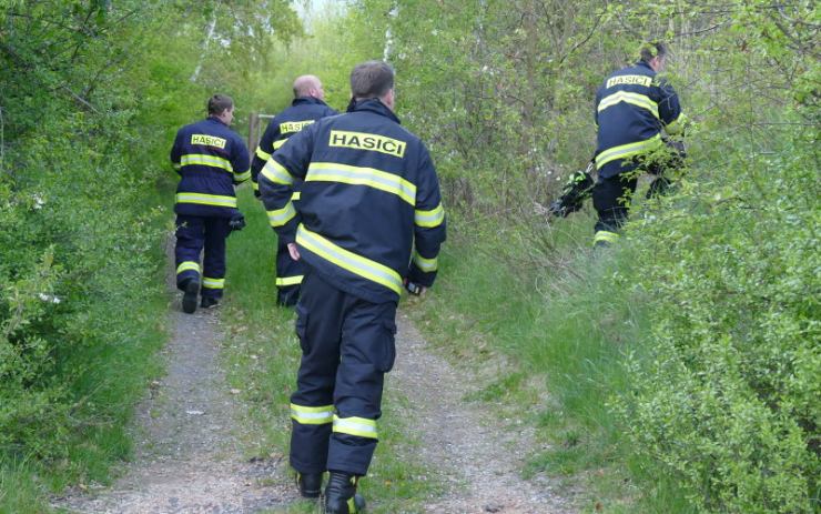 OBRAZEM: Desítky hasičů i policistů hledají v okolí Braňan tuto dívku