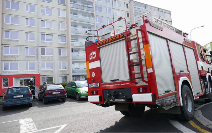 OBRAZEM: Několik hasičských jednotek se sjelo do sedmistovek. Z balkonu tu měl unikat kouř