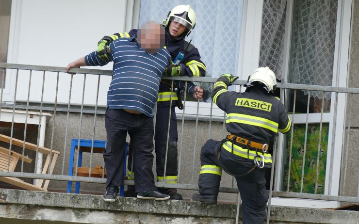 OBRAZEM: Záchranná akce v Litvínově! Muž uvízl na druhé straně balkonu